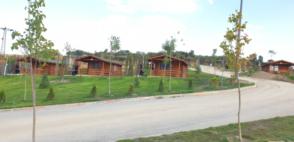 BUNGALOV EVLER VE MESİRE ALANI